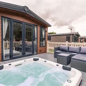 the-serenity-lodge-with-hot-tub.yorkshirehotels.net/